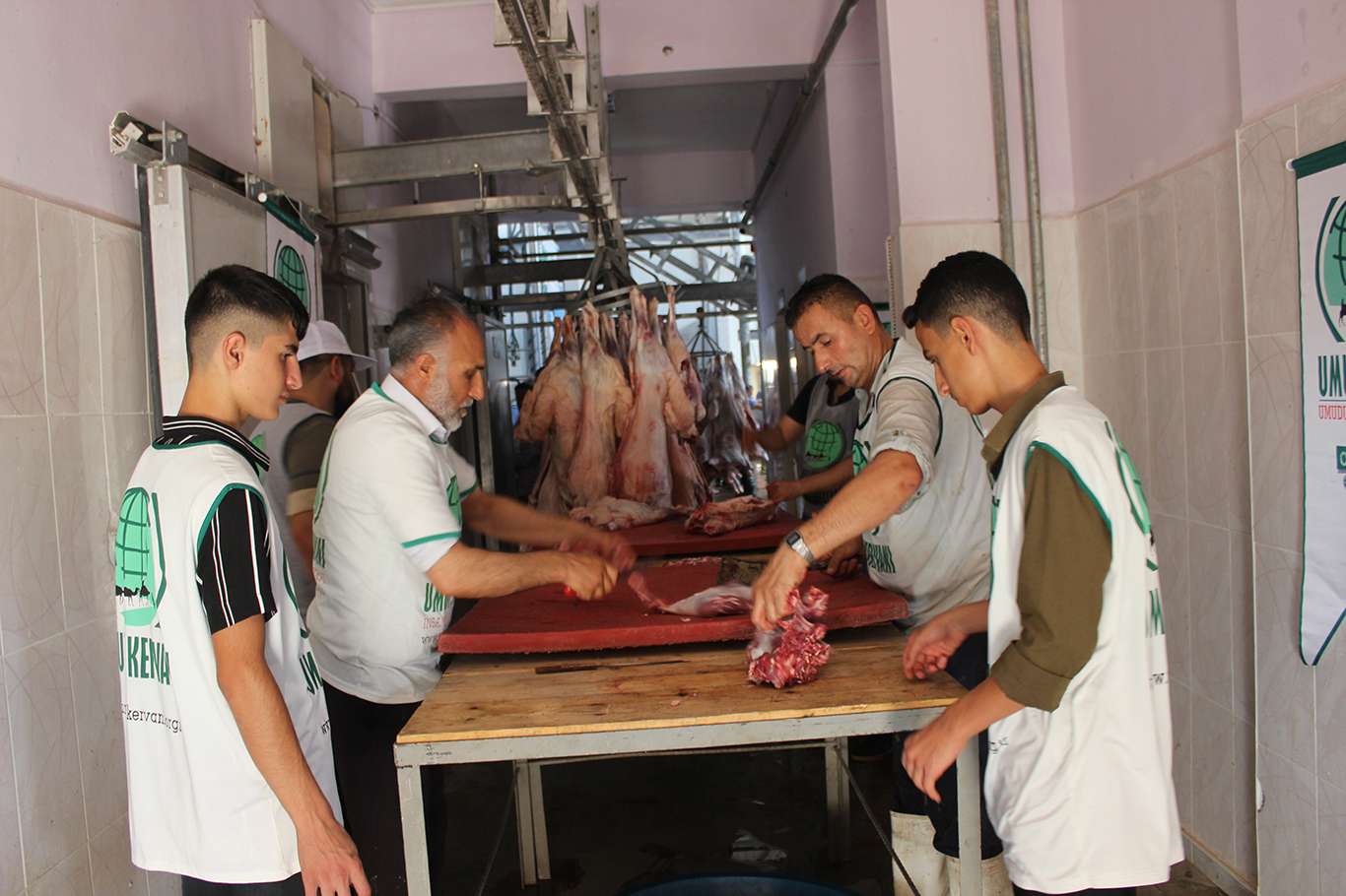 Cizre Umut Kervanı ihtiyaç sahibi ailelere kurban eti ulaştırdı